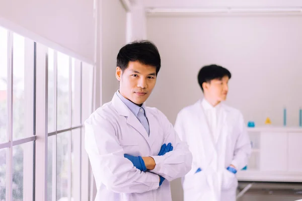 病院で腕を組んでポーズをとるアジアの男性医師 プロフェッショナル医療チームワーク — ストック写真