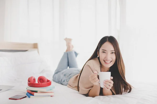 Ευτυχισμένη Ασιάτισσα Όμορφη Γυναίκα Πίνοντας Καφέ Στο Κρεβάτι Στο Σπίτι — Φωτογραφία Αρχείου