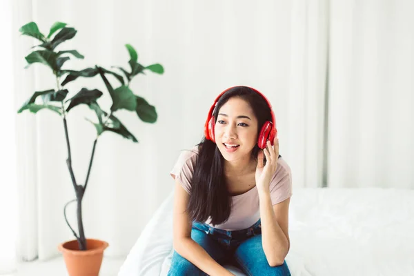 Όμορφη Νεαρή Ασιάτισσα Που Ακούει Μουσική Ακουστικά Στο Υπνοδωμάτιο — Φωτογραφία Αρχείου