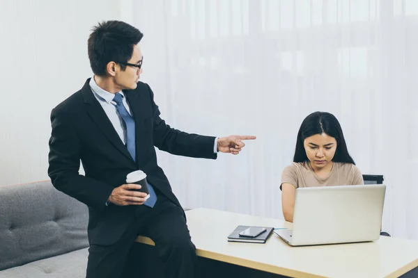 Asiático Homem Chefe Apontando Dedo Para Estressado Mulher Empregado Escritório — Fotografia de Stock