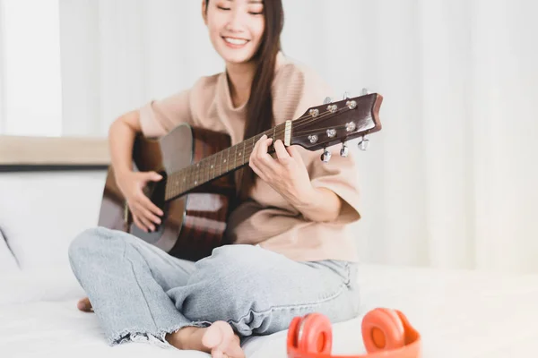 Feliz Jovem Asiático Mulher Tocando Guitarra Quarto Casa — Fotografia de Stock