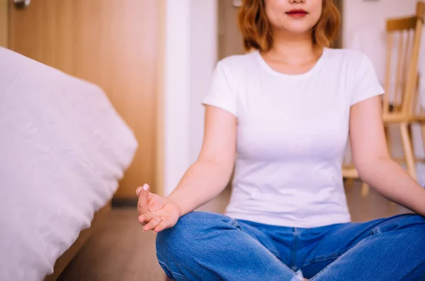 Genç Asyalı Kadın Yatak Odasında Yoga Meditasyonu Yapıyor Sabah Kalktıktan — Stok fotoğraf