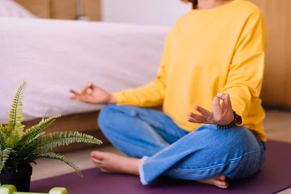 年轻的亚洲女人坐在卧室练习瑜伽冥想 早上醒来后做运动 健康和生活方式的概念 — 图库照片
