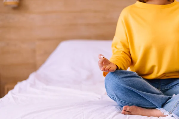 Kadın Oturmuş Yatak Odasında Yoga Meditasyonu Yapıyor Sağlıklı Yaşam Tarzı — Stok fotoğraf
