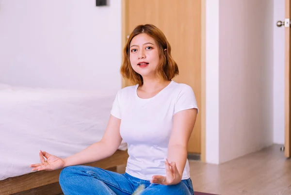 Genç Asyalı Kadın Yatak Odasında Yoga Meditasyonu Yapıyor Sabah Kalktıktan — Stok fotoğraf