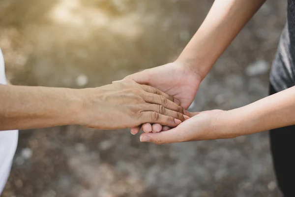 Las Manos Mujer Agarradas Ancianos Con Enfermedad Alzheimer Hogar Concepto — Foto de Stock