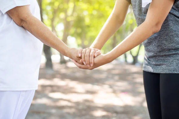 Las Manos Mujer Manos Ancianos Con Enfermedad Alzheimer Naturaleza Concepto — Foto de Stock