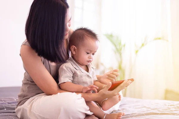 Klein Aziatisch Baby Jongen Spelen Mobiele Telefoon Met Moeder Slaapkamer — Stockfoto