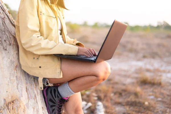Одинокий Путешественник Азиатская Женщина Турист Помощью Интернета Ноутбуком Лесу Путешествия — стоковое фото