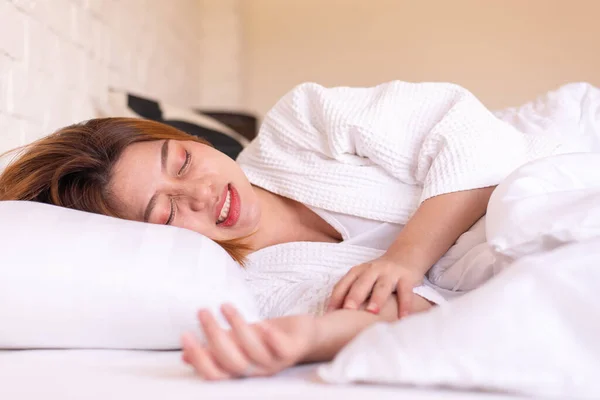 Mujer Asiática Durmiendo Cama Rechinando Los Dientes Cansancio Estrés Femenino — Foto de Stock