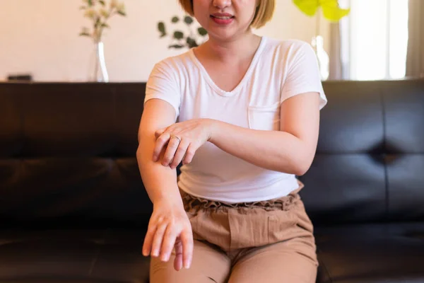 Vrouw Met Uitslag Papule Krassen Haar Arm Van Allergieën Gezondheidsallergie — Stockfoto