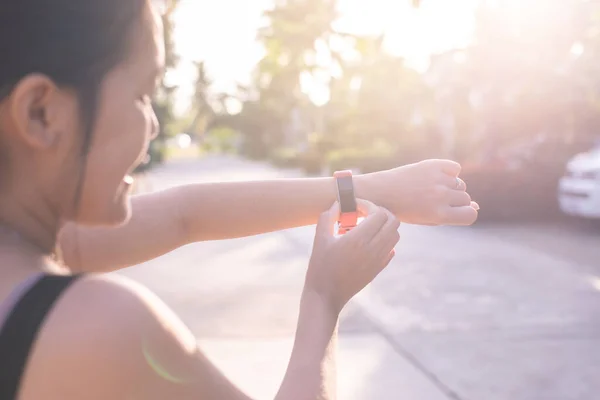 Sportliche Frau Mit Smartwatch Zum Laufen Und Prüfen Des Geräts — Stockfoto