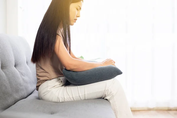 Депрессия Азиатская Женщина Имеют Головную Боль Мигрень Одинокий Сидеть Диване — стоковое фото