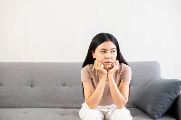 Депрессивная Азиатская Женщина Страдает Головной Болью Рассеянным Одиночеством Сидя Дома — стоковое фото