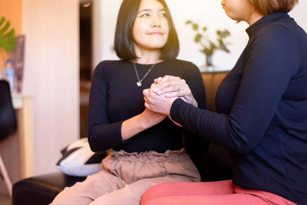 Lesbisches Paar Gibt Sich Hause Die Hand Suizidprävention Positive Einstellung — Stockfoto