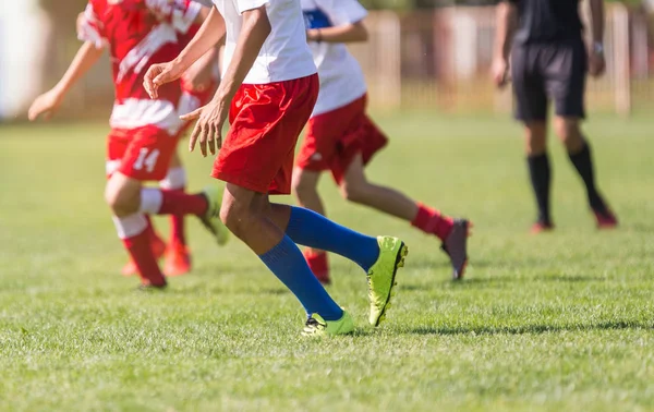 Genç Çocuk Oyuncuları Maç Futbol Sahası — Stok fotoğraf