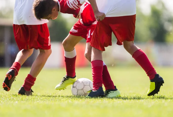 Fiatal Gyerekek Játékos Mérkőzés Futballpályán — Stock Fotó