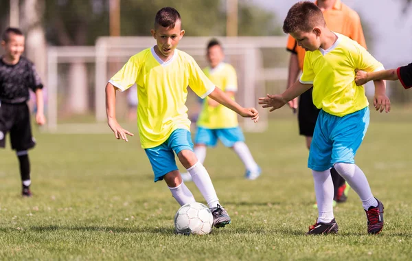 Fiatal Gyerekek Játékos Mérkőzés Futballpályán — Stock Fotó