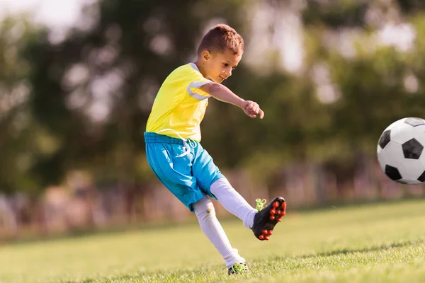 Ragazzo Calci Calcio Sul Campo Sportivo Durante Partita Calcio — Foto Stock