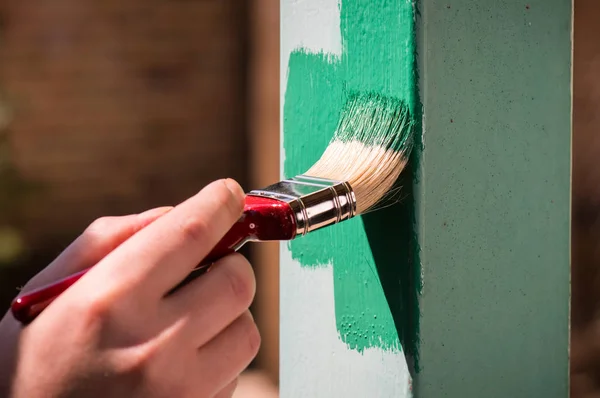 Hombre Está Pintando Superficie Metálica Con Cepillo —  Fotos de Stock