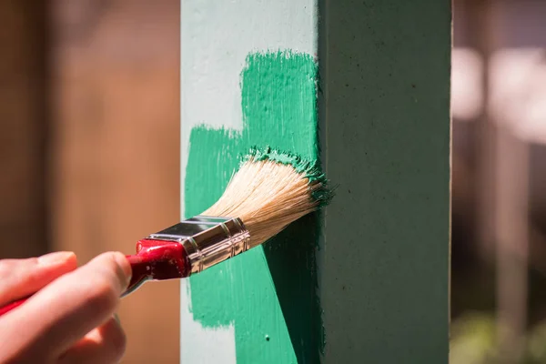 Hombre Está Pintando Superficie Metálica Con Cepillo — Foto de Stock