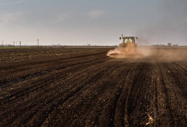Traktör sürme tarlaları ekime hazırlık arazisi