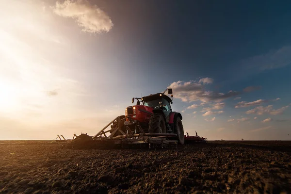 Trattore Campi Aratura Preparazione Del Terreno Semina — Foto Stock