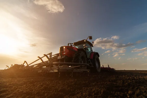 Traktor Pflügt Felder Bereitet Land Für Die Aussaat Vor — Stockfoto