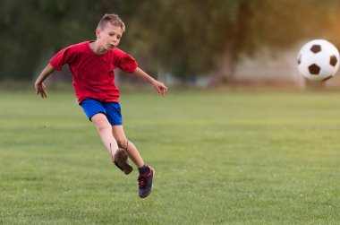 Çocuk futbol sırasında spor sahada tekme futbol maçı