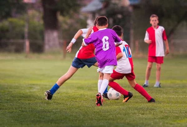 Genç Çocuk Oyuncuları Maç Futbol Sahası — Stok fotoğraf