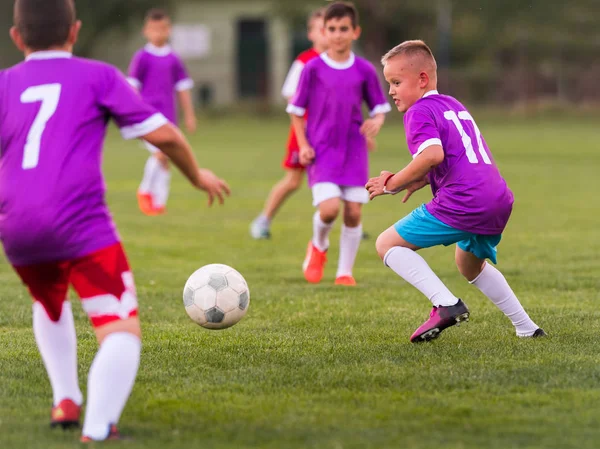 Malé Děti Hráči Zápas Fotbalovém Hřišti — Stock fotografie