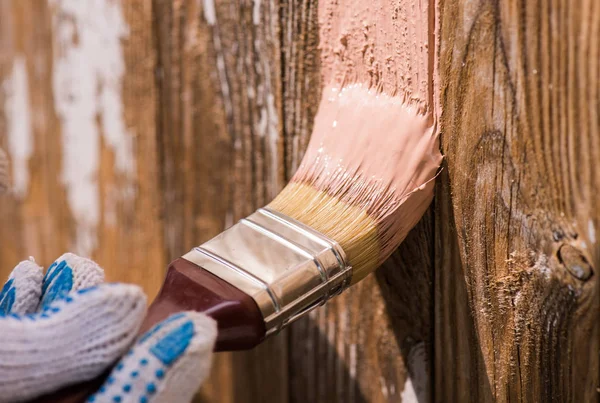Trabalhador Está Pintando Superfície Madeira Com Pincel — Fotografia de Stock