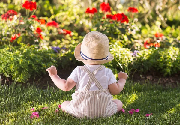Menino Sentado Grama Assistindo Flores Jardim Belo Dia Primavera — Fotografia de Stock