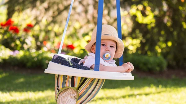 Baby Pojke Sitter Gungan Titta Blommorna Trädgården Vacker Vårdag — Stockfoto