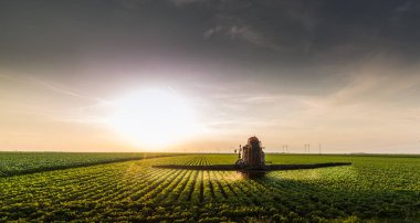Pestisitler soya sahada püskürtücü ile bahar püskürtme traktör