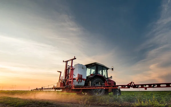 Trekker Sproeien Van Pesticiden Soja Veld Met Sproeier Voorjaar — Stockfoto