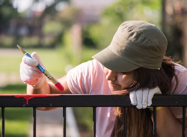 Bella Ragazza Sta Dipingendo Recinzione Metallo Con Pennello — Foto Stock