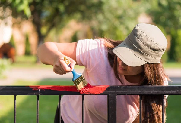 Menina Bonita Está Pintando Cerca Metal Com Uma Escova — Fotografia de Stock