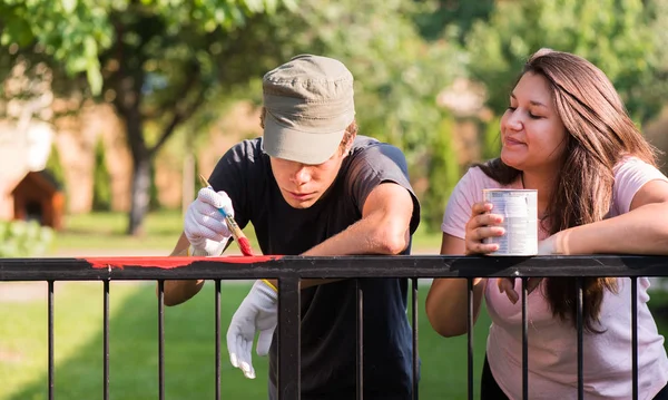 Jovem Homem Bonito Menina Bonita Estão Pintando Cerca Metal Com — Fotografia de Stock