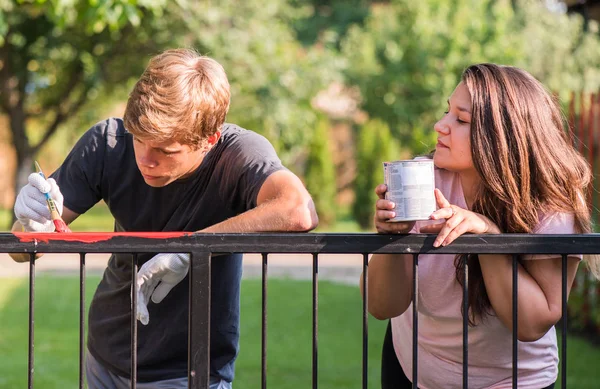 Jovem Homem Bonito Menina Bonita Estão Pintando Cerca Metal Com — Fotografia de Stock