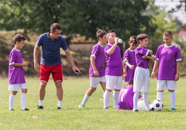 Coach Het Geven Van Advies Aan Jonge Voetballers Bij Voetbalwedstrijd — Stockfoto