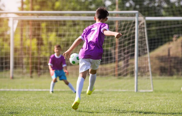 Niños Pequeños Jugadores Partido Campo Fútbol — Foto de Stock