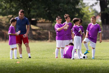 Koç futbol maçında genç futbolcular için tavsiye veriyor