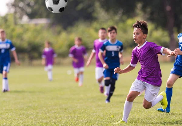 Niños Pequeños Jugadores Partido Campo Fútbol — Foto de Stock