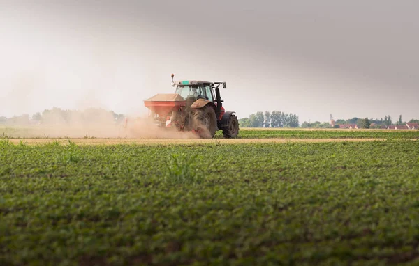Farmář Výsevem Traktoru Výsev Plodin Zemědělských Polích Jaře — Stock fotografie
