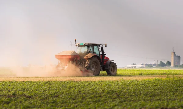 Boer Met Trekker Zaaien Zaaien Van Gewassen Landbouwvelden Het Voorjaar — Stockfoto