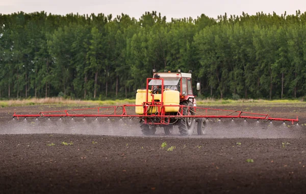 Ciągnika Rozpylania Pestycydów Pola Uprawne Opryskiwacza — Zdjęcie stockowe