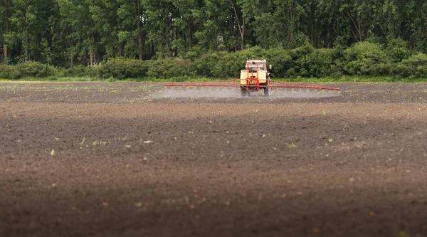スプレーで 畑に農薬を散布トラクター — ストック写真