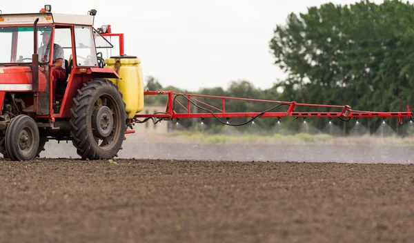 Traktor Som Sprutar Bekämpningsmedel Åkermark Fält Med Spruta — Stockfoto