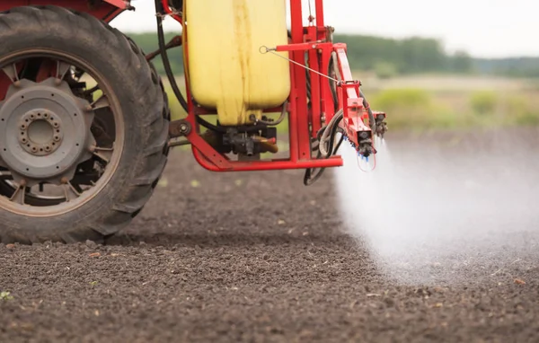 Traktor Penyemprotan Pestisida Lahan Subur Dengan Penyemprot — Stok Foto